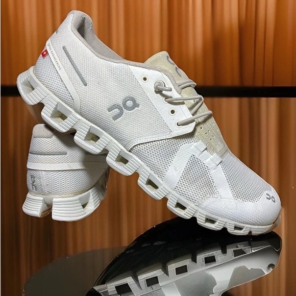 🌫️US 9- On Cloud 5 Women's “Triple White" Athleisure/ Training Sneakers 59.98376 - Picture 4 of 14